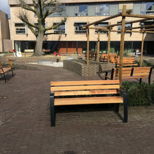 Straatbank Sofia. Duurzaam grenen of hard houten latten op een stalen frame.